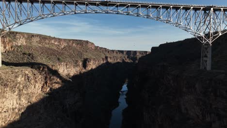 puente sobre el desfiladero del río grande, vista aérea