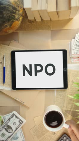 video verticale di npo visualizzato sullo schermo del tablet finanziario