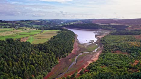 Luftaufnahmen,-Die-über-Wälder-Und-Den-Langsett-Stausee,-Yorkshire,-Fliegen