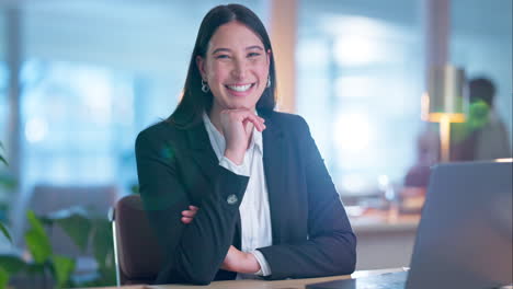 Rostro,-Empleado-Y-Mujer-Con-Una-Computadora-Portátil