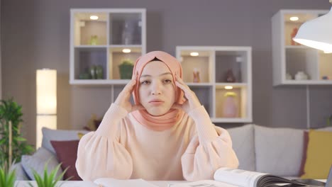 Una-Joven-Con-Hijab-Se-Siente-Infeliz-Y-Decepcionada.