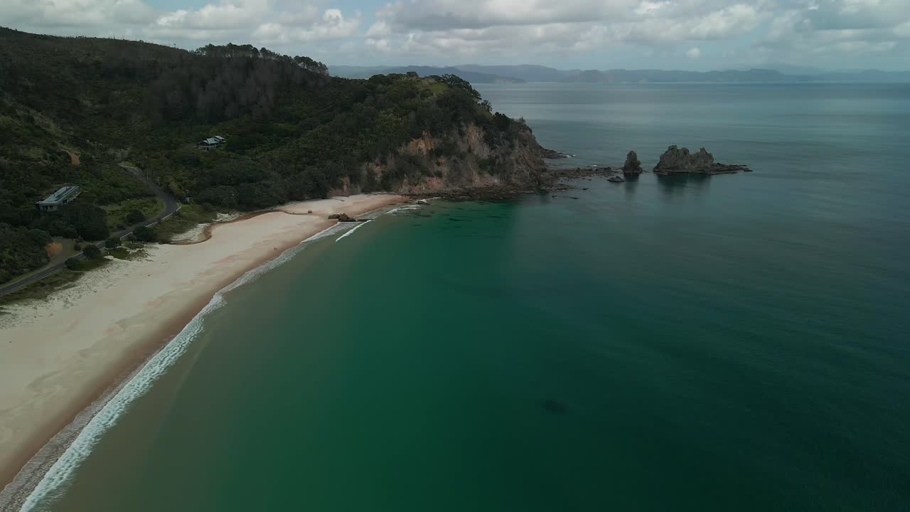olas rompiendo en la orilla en la playa de otama
