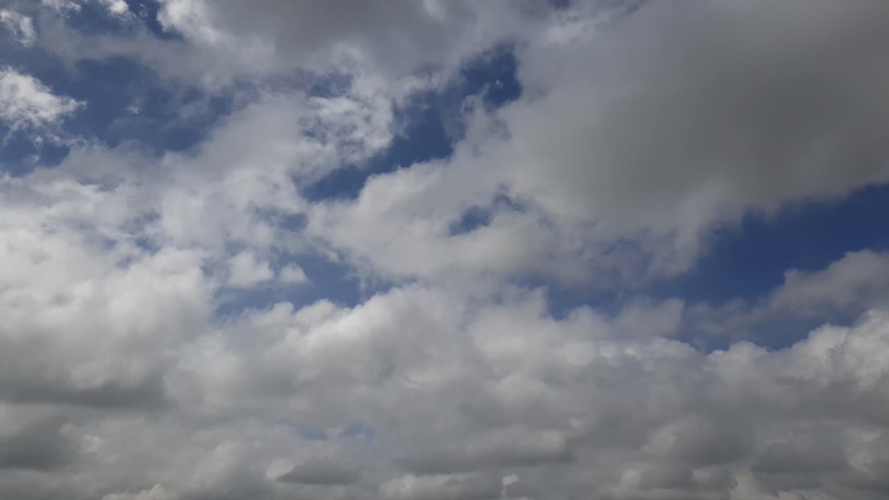 cielo azul de verano con densas nubes de lluvia gruesas moviéndose a través de los cielos
