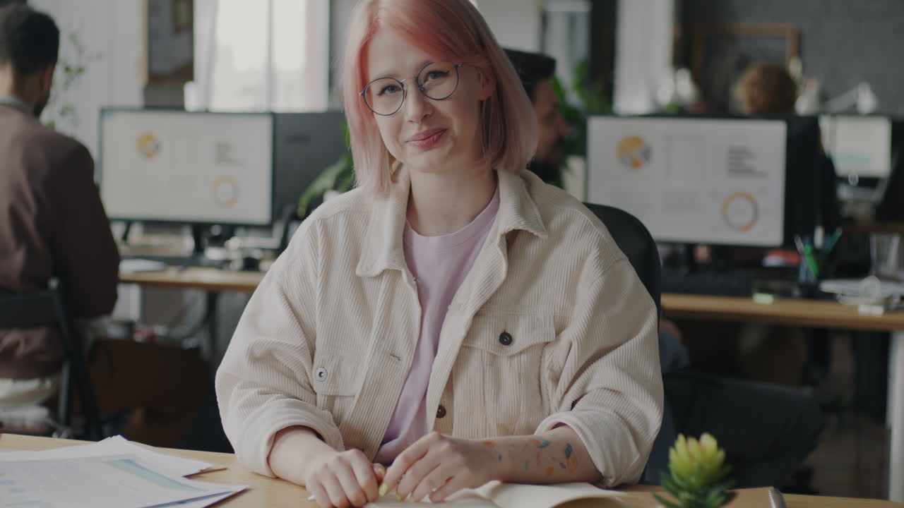 женщина дает презентацию в офисе