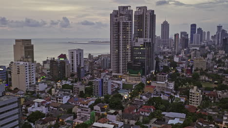 Colombo-Sri-Lanka-Luftbild-V32-Drohnenüberflug-über-Die-Stadtteile-Bambalapitiya-Und-Kollupitiya,-Aufnahme-Der-Dämmerung-In-Der-Innenstadt-Mit-Wohn--Und-Geschäftsgebäuden-–-Aufgenommen-Mit-Mavic-3-Cine-–-April-2023