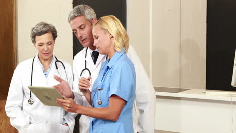 equipo médico que utiliza la tableta