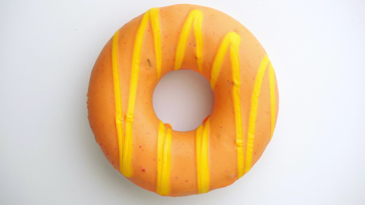 el donut glazado de primer plano.