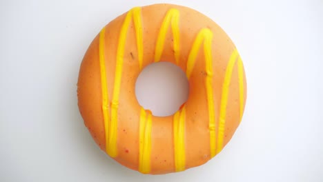el donut glazado de primer plano.