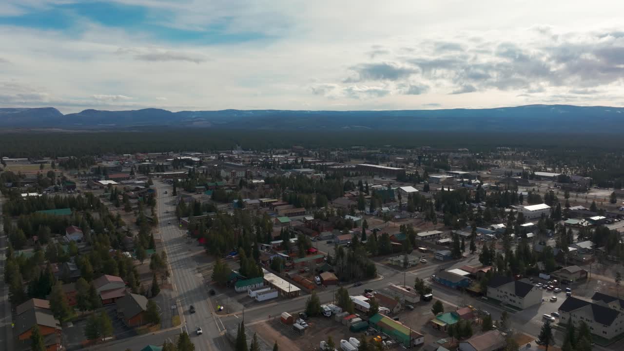 una toma de drone que muestra todo el oeste de yellowstone en el otoño