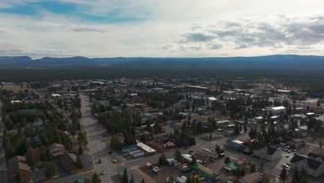 Toma-Ascendente-De-Un-Dron-Que-Muestra-Todo-West-Yellowstone-En-El-Otoño