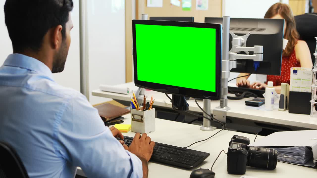 Mandlig leder arbejder på computer