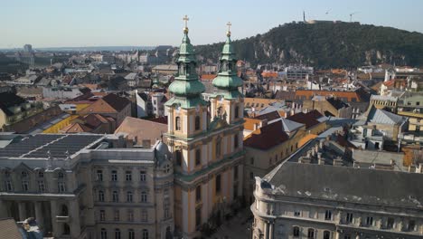 erstaunliche umlaufende drohne, die über der katholischen universitätskirche in budapest geschossen wurde