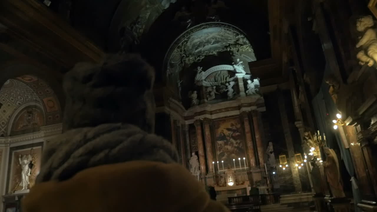 Donna in un'antica chiesa cattolica