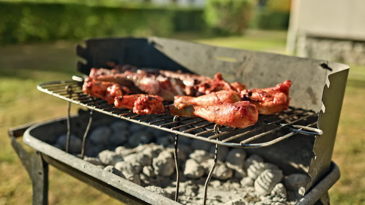 Carne appena marinata grigliata su una griglia da strada. Griglia barbecue per la strada. La carne viene grigliata su una griglia a carbone