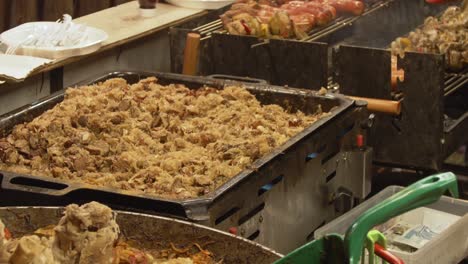 cocinar repollo con carne en un caldero