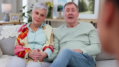 una pareja vieja en el sofá, terapia con un psicólogo.