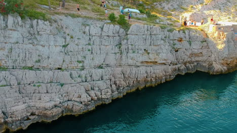 Felswand-Aus-Klippen-An-Der-Adriaküste-Am-Strand-Von-Klancac-In-Brsec,-Kroatien