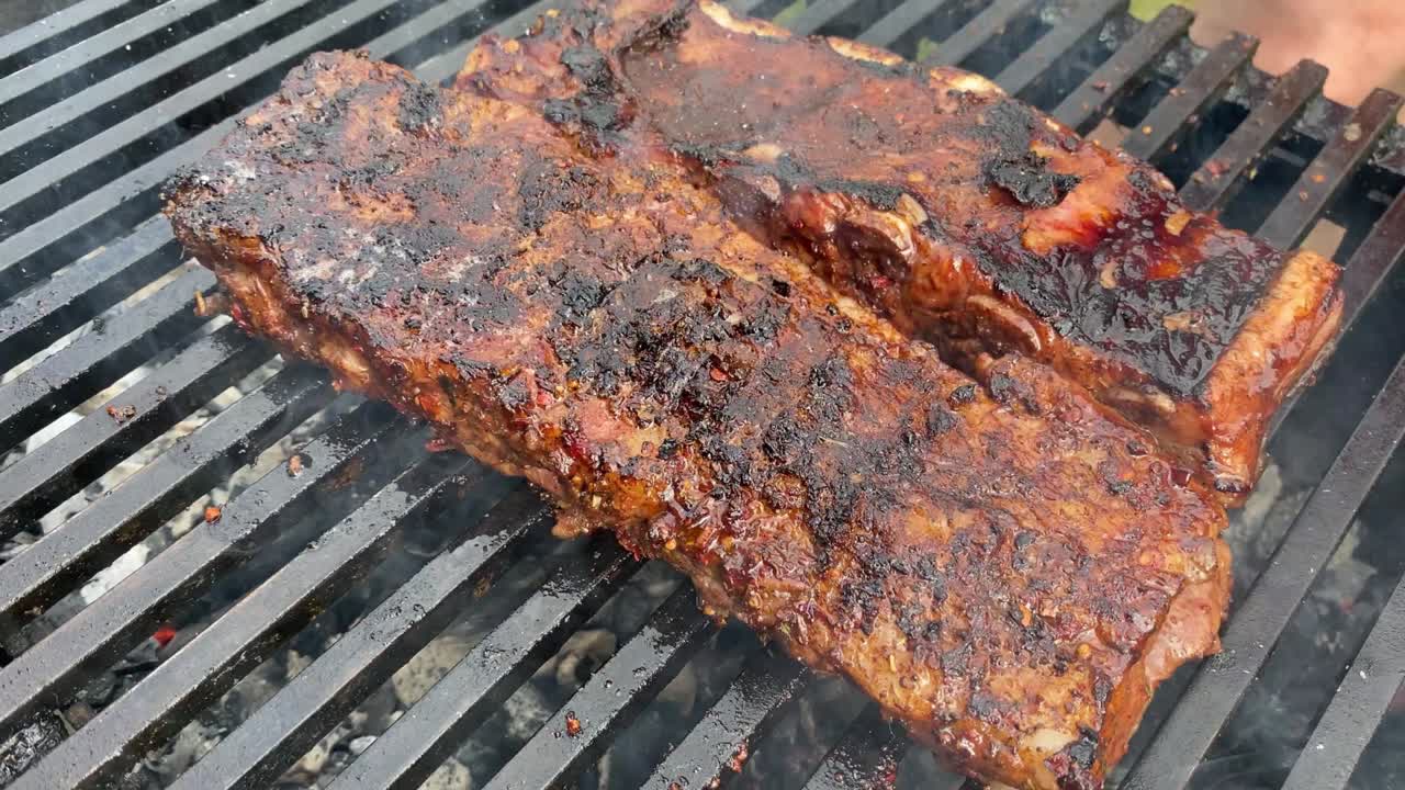 그릴 에 요리 되고 있는 바베큐 리브 의 영상