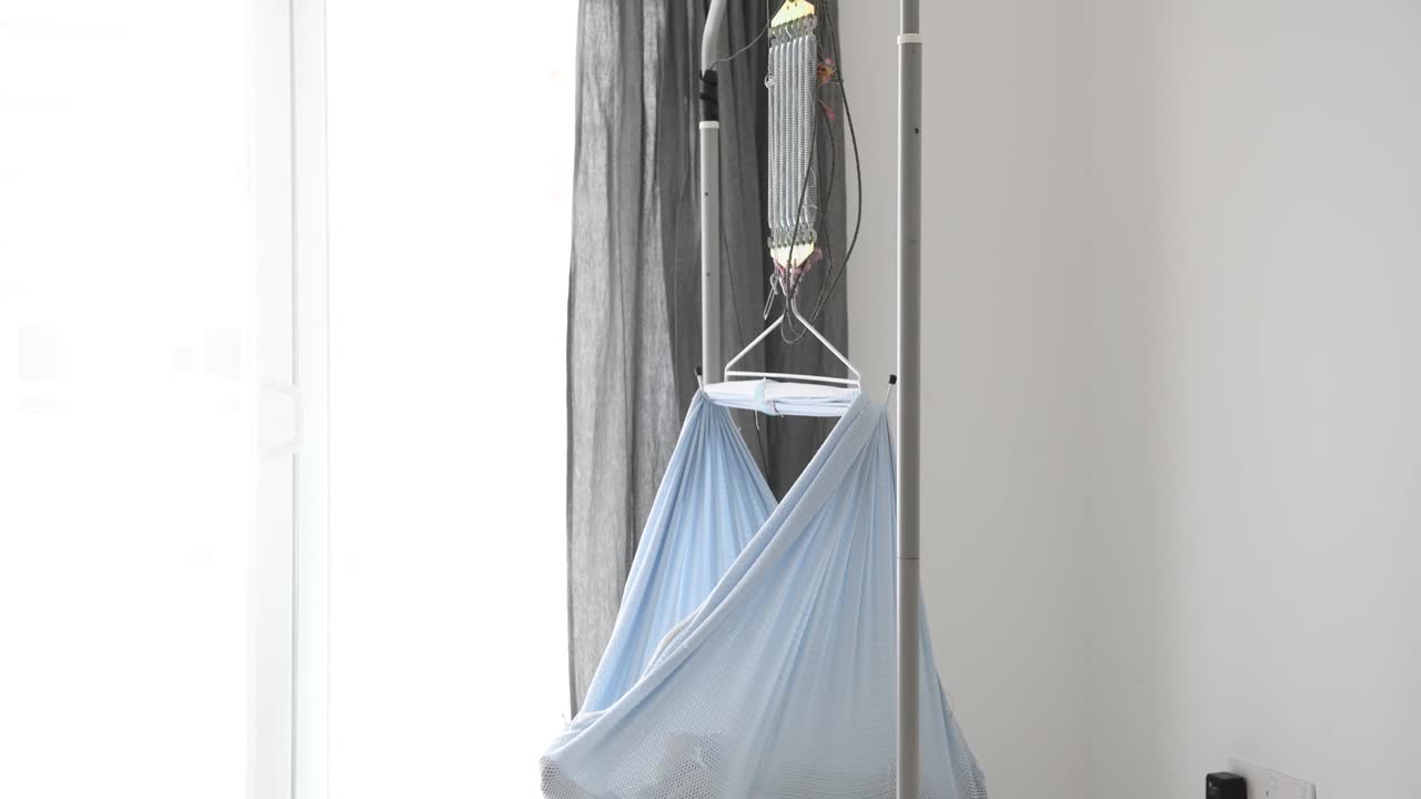 아기가 전통적인 전자 요람에서 잠을 자고 있습니다.