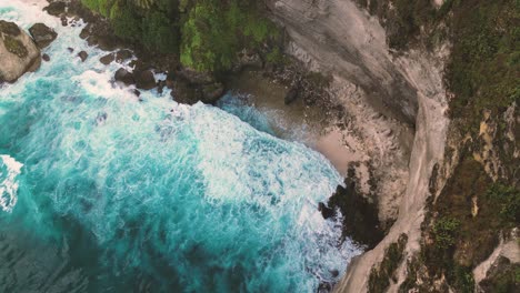 Filmischer-Blick-Auf-Blaue-Wasserwellen,-Die-Auf-Die-Klippe-Von-Diamond-Beach-Krachen-–-Nusa-Penida,-Indonesien