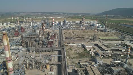 imágenes aéreas de una refinería de petróleo a gran escala con pilas de humo y tanques de almacenamiento de petróleo