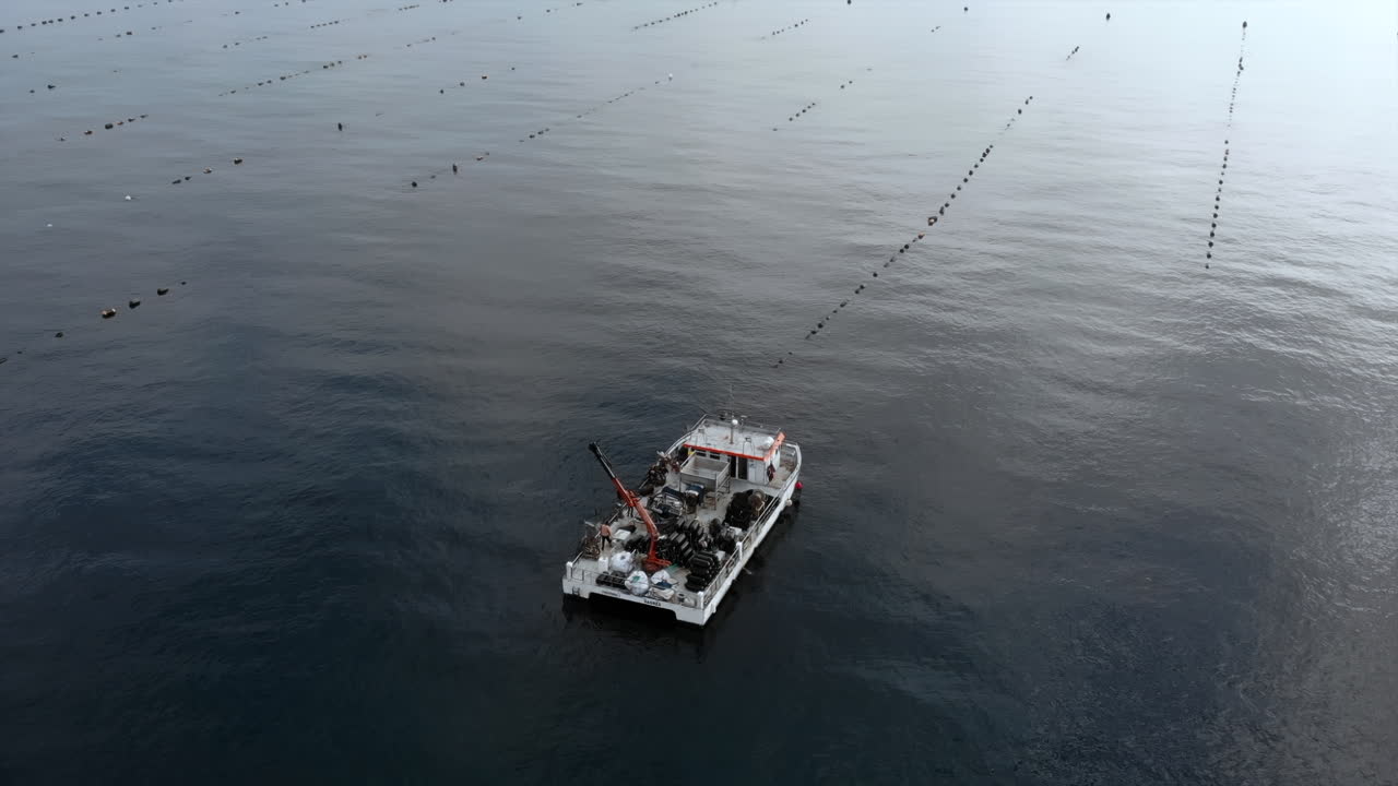 Bateau sur l’océan près d’une ferme ostréicole