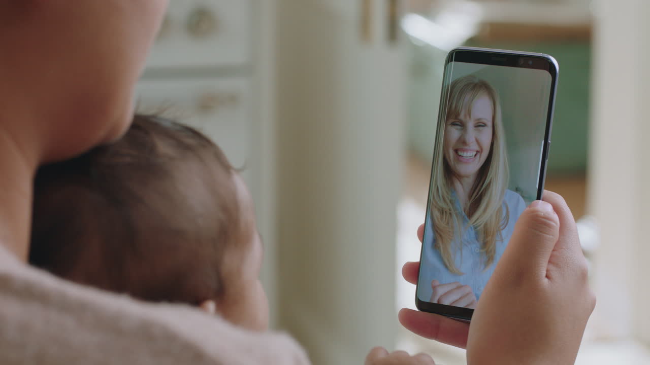 madre y bebé felices chateando por video con su mejor amiga usando un teléfono inteligente saludando a su bebé madre disfrutando de compartir el estilo de vida de la maternidad en el teléfono móvil