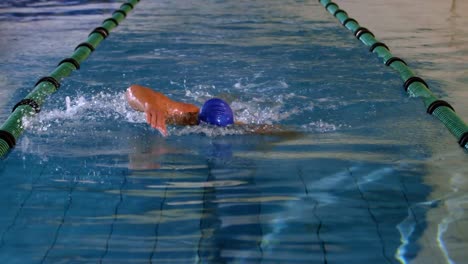 Nadador-En-Forma-Haciendo-El-Golpe-Frontal-En-La-Piscina.