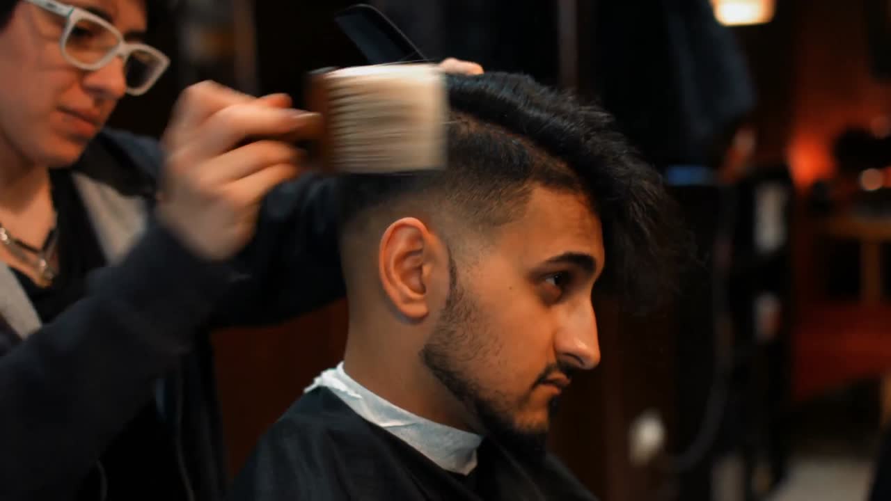 Attraktiv mand i en barbershop
