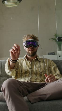 hombre con auriculares vr relajándose en el sofá