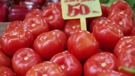 tomates rojos frescos en un puesto de mercado