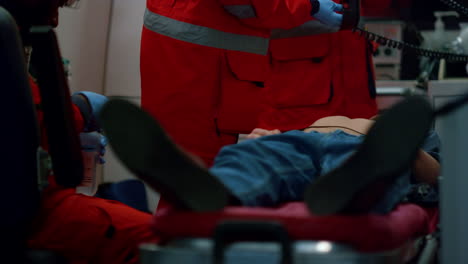 trabajadores médicos que usan desfibrilador cardíaco en hombres