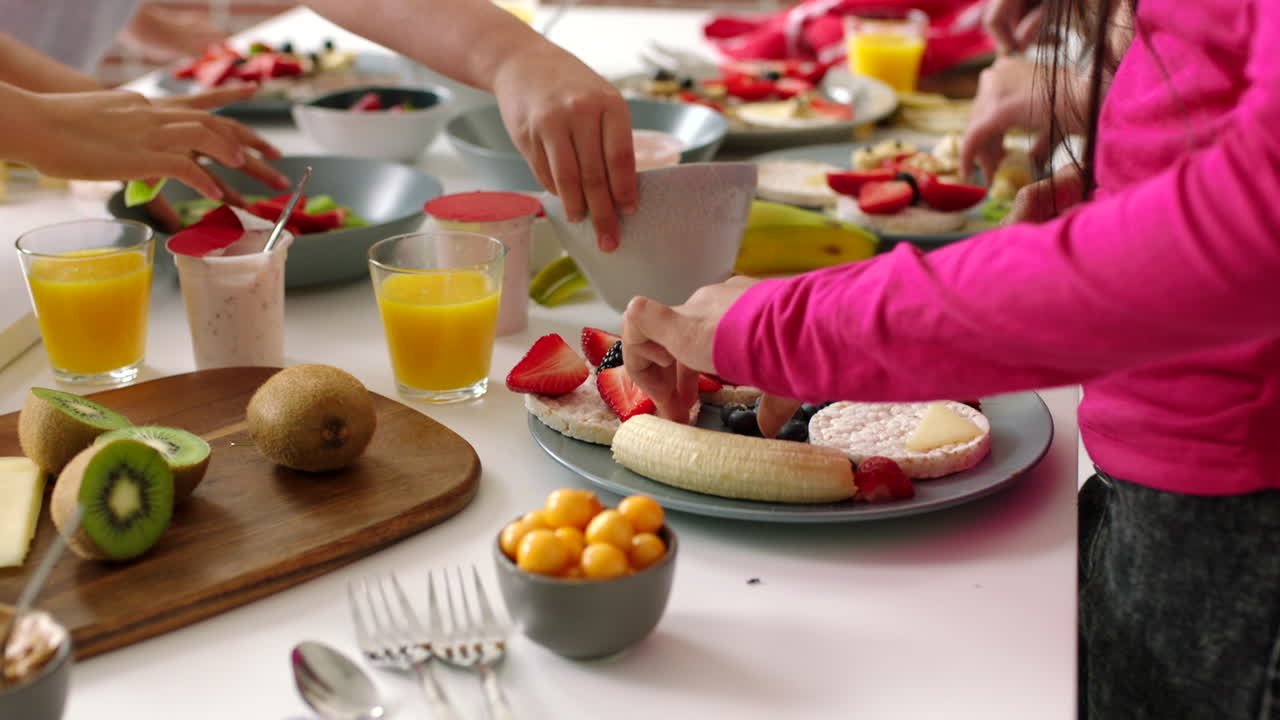 Famiglia che si diverte a fare una colazione sana insieme