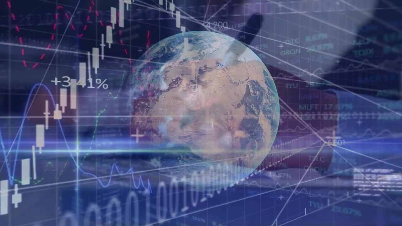Animación de datos financieros, globo y gráficos sobre las manos de un hombre caucásico tomando notas.