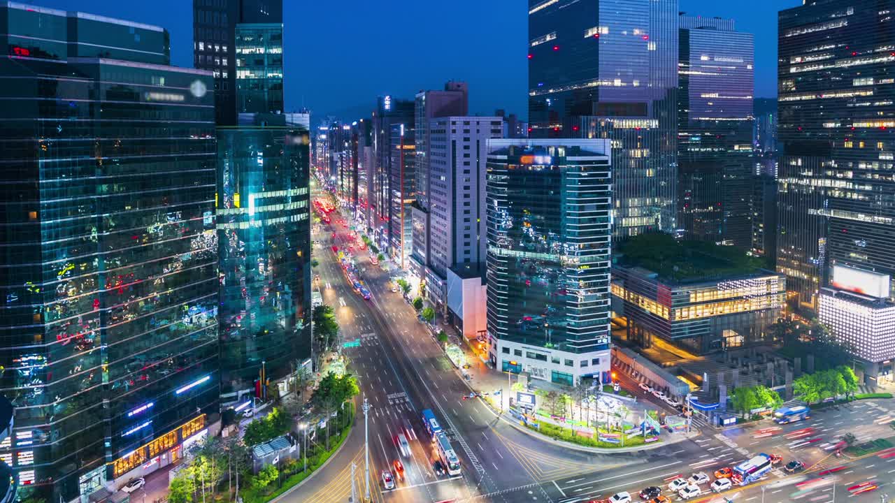 el tráfico nocturno en la plaza gangnam en la ciudad de seúl, corea del sur.