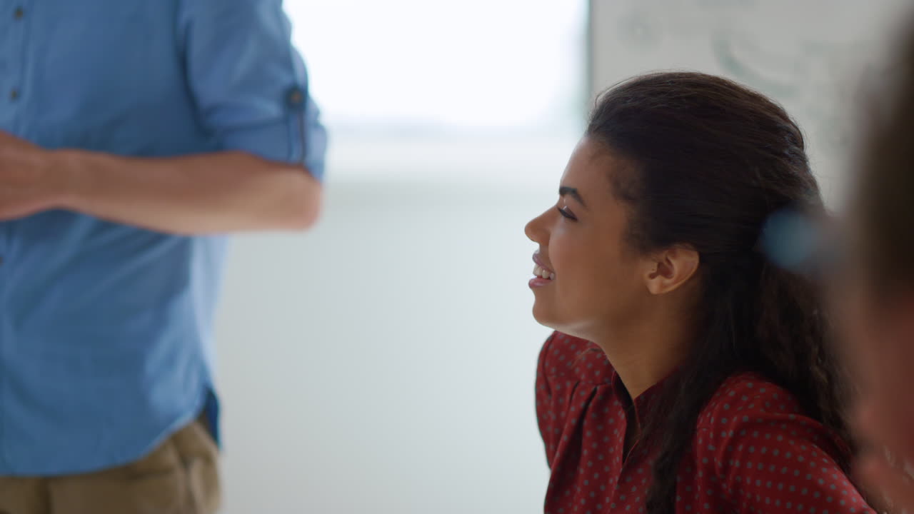mujer de negocios hablando con colegas en la sala de juntas. mujer de negocios haciendo una lluvia de ideas.