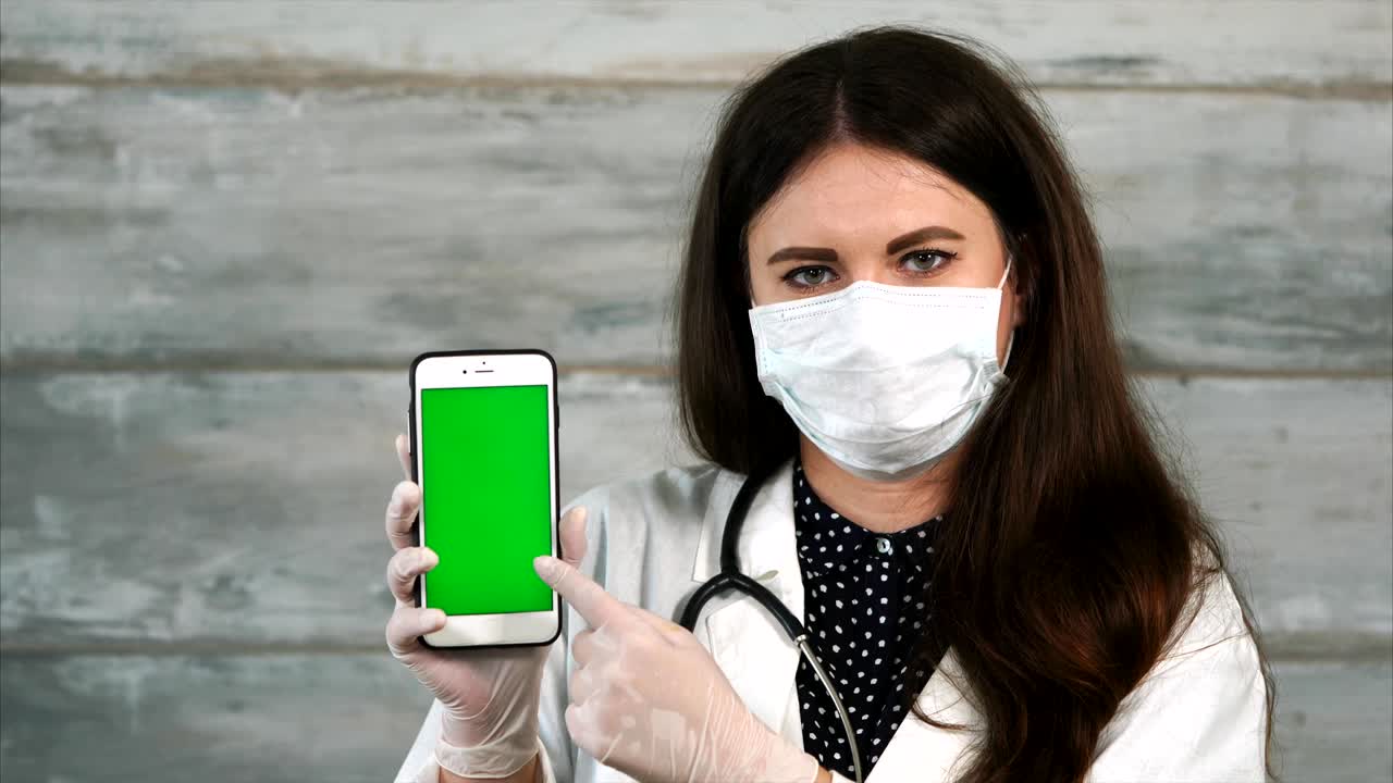 mujer médico con llave de croma teléfono inteligente