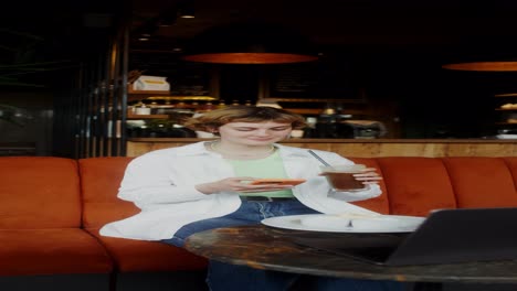 una mujer disfrutando de un descanso para tomar un café en una acogedora cafetería.