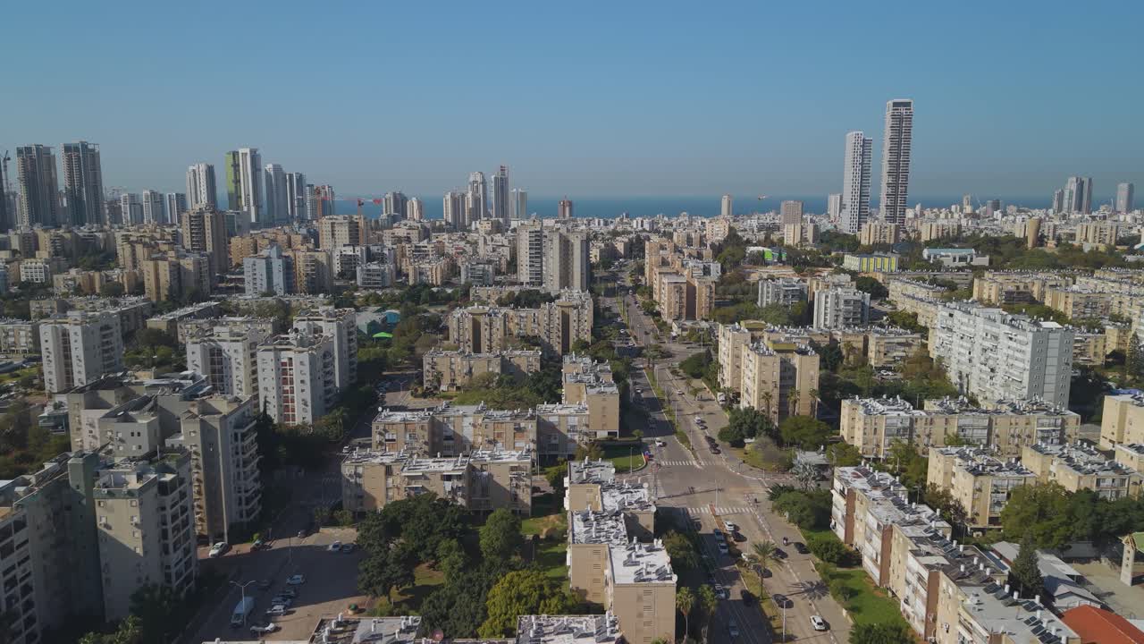 Drone aereo in movimento su Bat Yam, Israele, che avanza sull'autostrada Ayalon verso la città costiera, rivelando i quartieri meridionali e il layout urbano