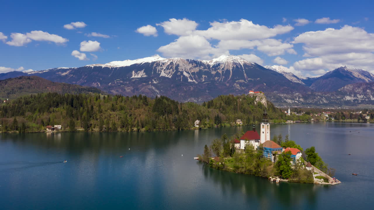 Bled, Slovenia - 19.04.2019: Lago di Bled in Slovenia con le Alpi coperte di neve sullo sfondo