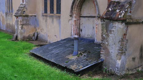 Blechdach-Zum-Keller-An-Der-Alten-Kirche-In-England