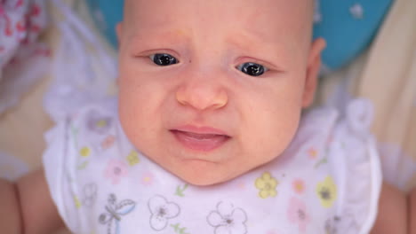 retrato de una niña de tres meses