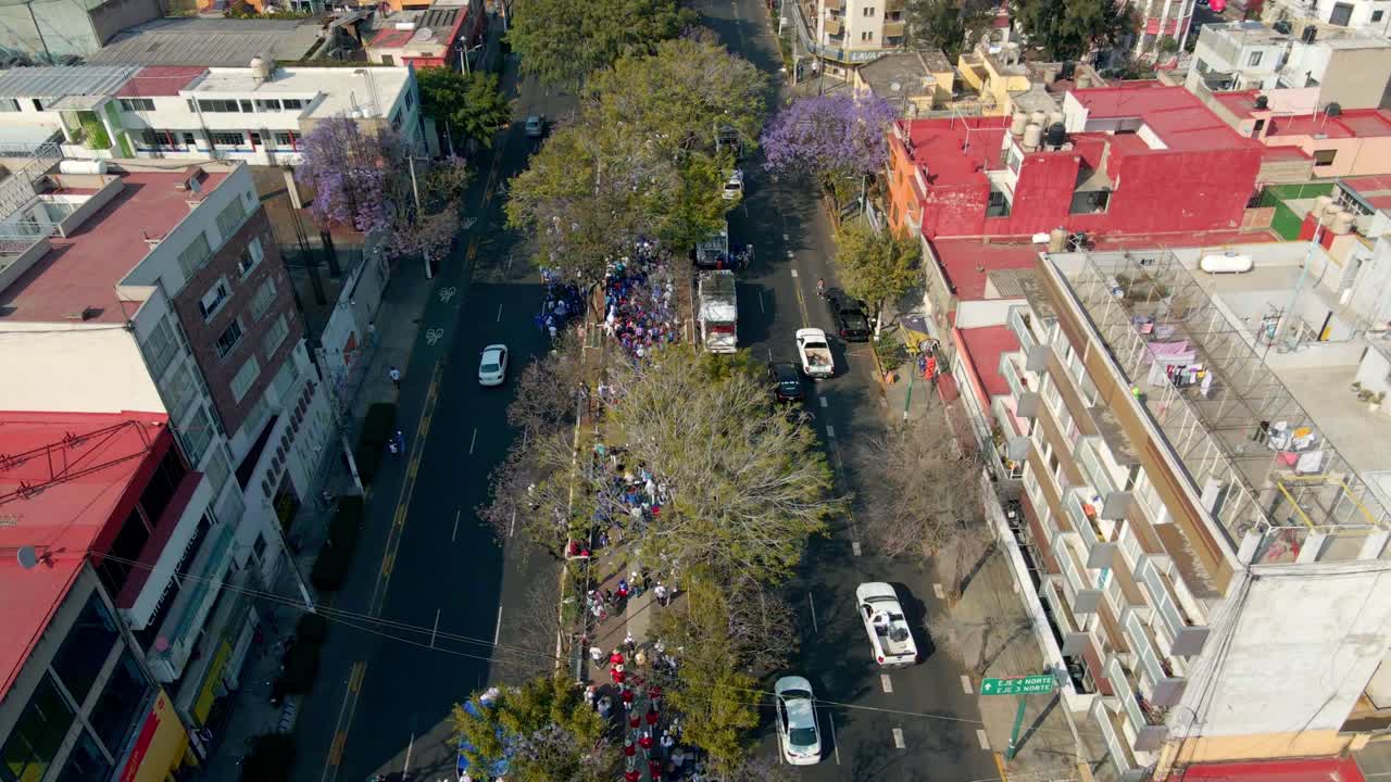 vista de pájaro de una peregrinación a lo largo de la carretera de guadalupe a la basílica de guadalupe en un día soleado en la ciudad de méxico