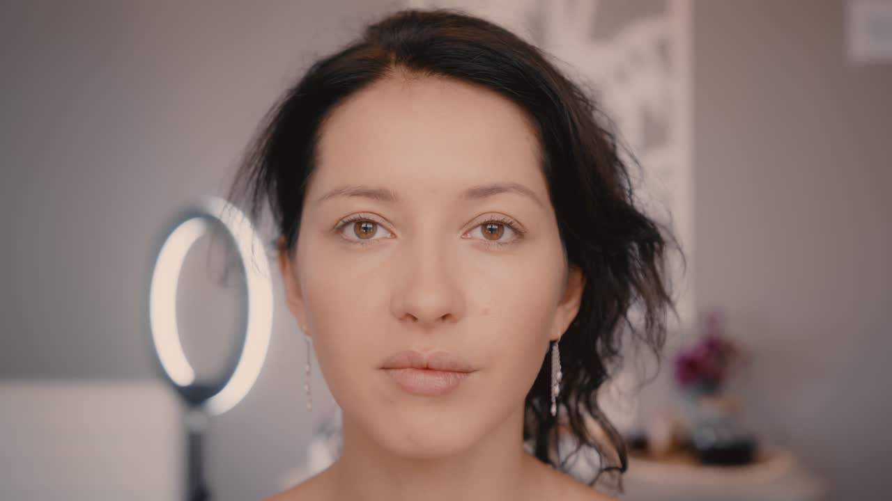 mujer aplicando maquillaje