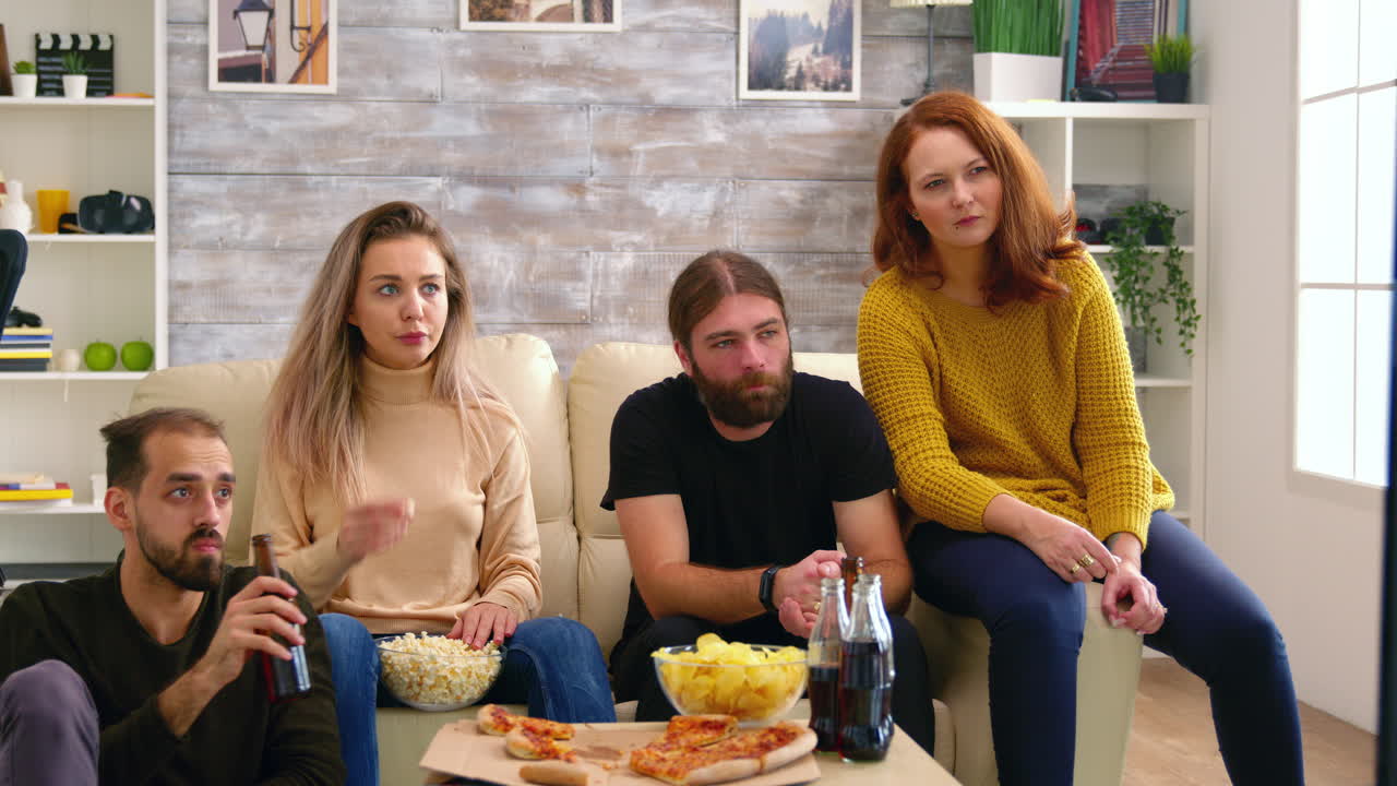 um grupo de amigos íntimos a ficarem assustados enquanto assistiam a um filme.