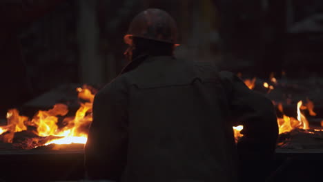 trabajador metalúrgico en una forja