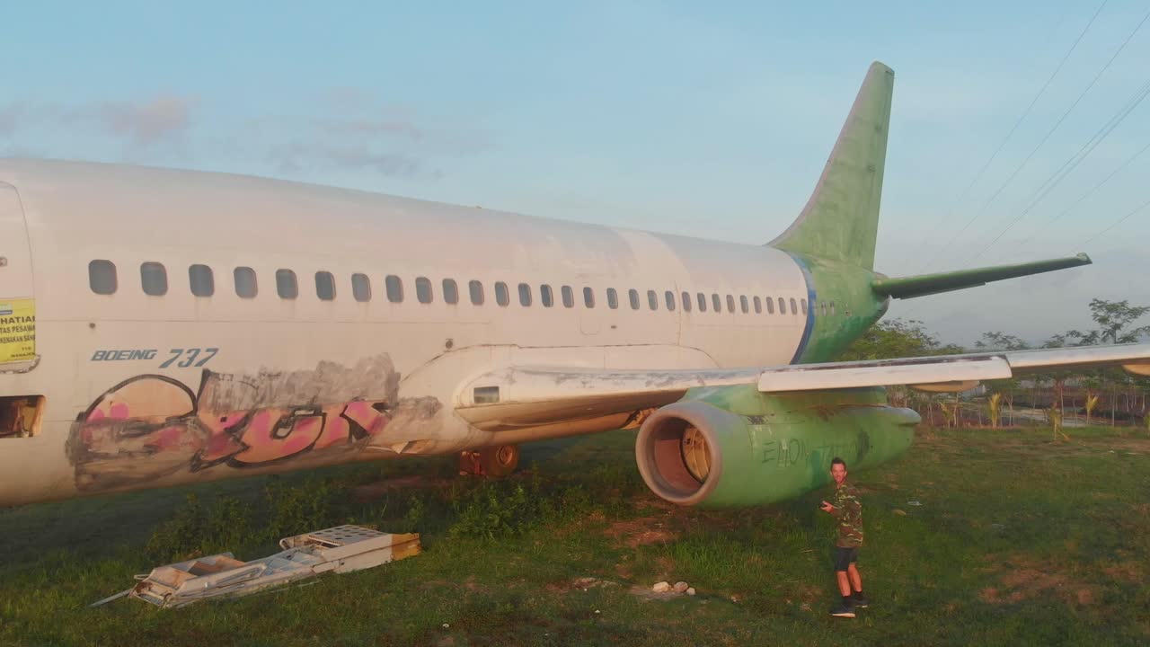 Vista aerea di un vecchio aereo abbandonato adagiato in un campo aperto all'alba a Jembrana Bali, Indonesia