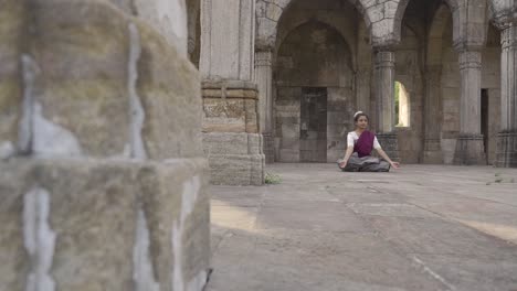 mujer haciendo meditación en el patrimonio mundial de la unesco kamani masjid también llamada mezquita kamani, champaner, gujarat