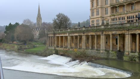 Blick-über-Das-Flusswehr-Auf-Die-Pulteney-Brücke-Am-Fluss-Avon,-Auf-Den-Guildhall-Markt-Von-Bath,-In-Der-Schönen-Römischen-Stadt-Bath-Im-Englischen-West-Country