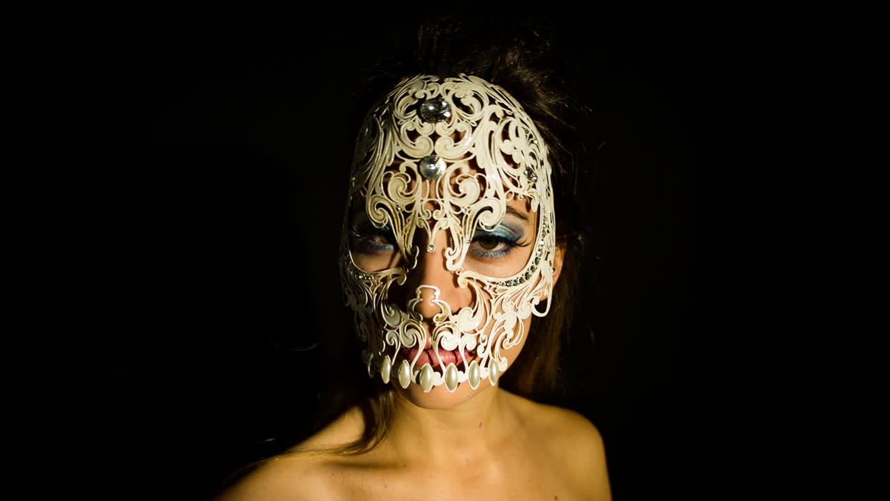 mujer bailando con calavera 04